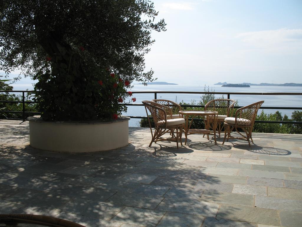 Villa Marlina กอมเมนโน ภายนอก รูปภาพ